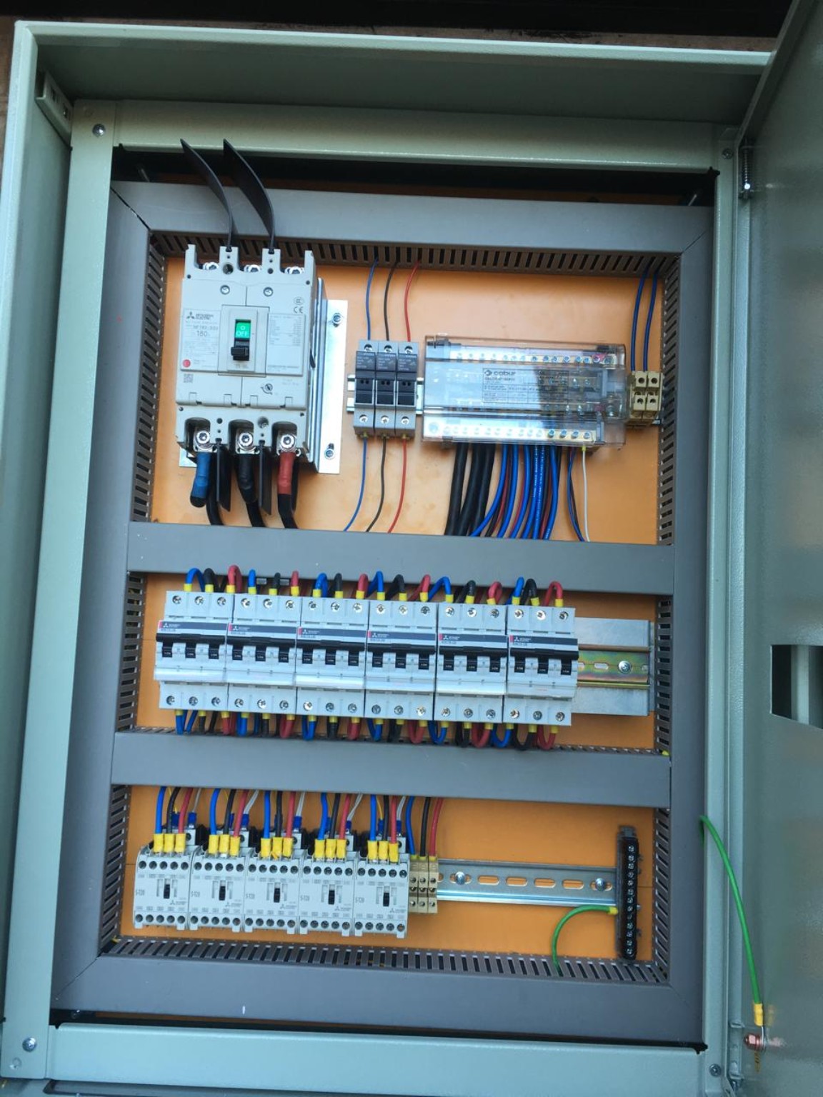 Detalle de protecciones y circuitos eléctricos